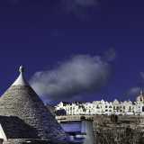 Si passa poi da Alberobello, la citt� dei trulli. Il trullo ha radice linguistica e architettonica nella Grecia classica: deriva dalle th�los, strutture architettoniche che nel mondo greco venivano utilizzate come tombe o templi religiosi 